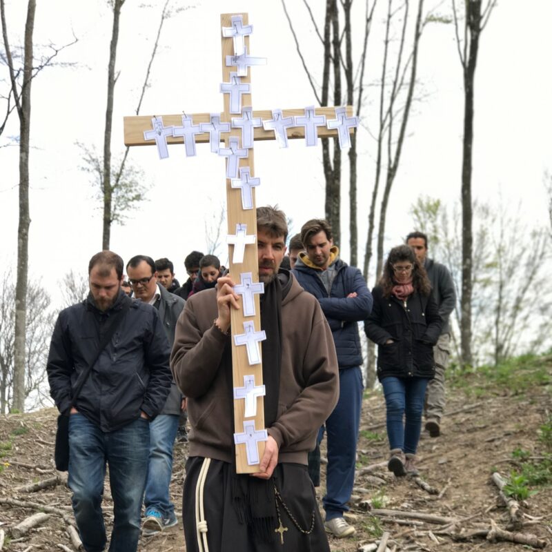 Una croce sullo sfondo